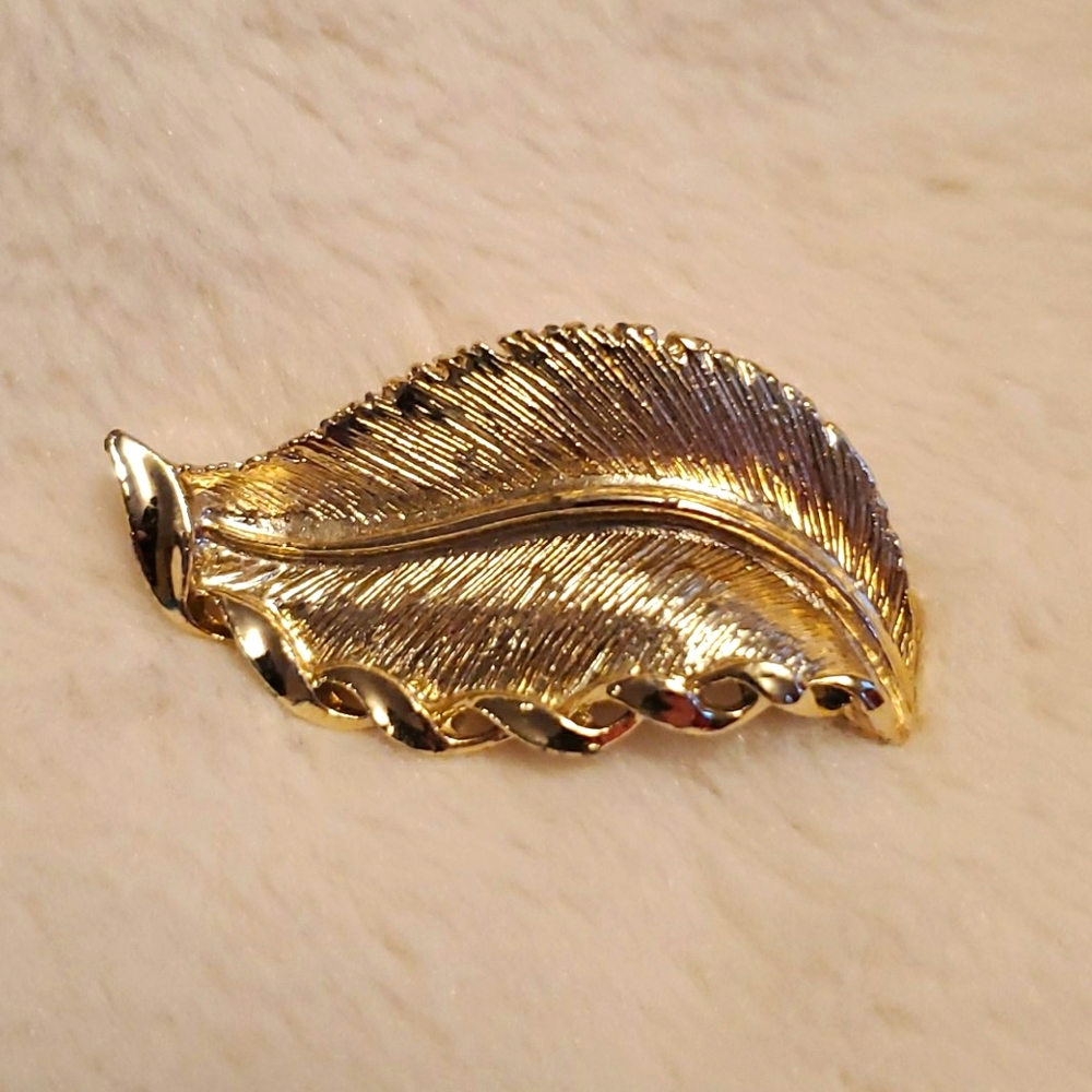 Vintage Gerry's Feather Brooch